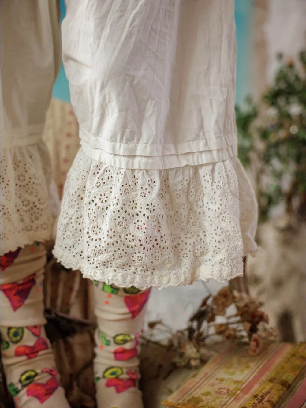 Magnolia Pearl Cream Lace-Hem Cropped Capris - Picture 3 of 8